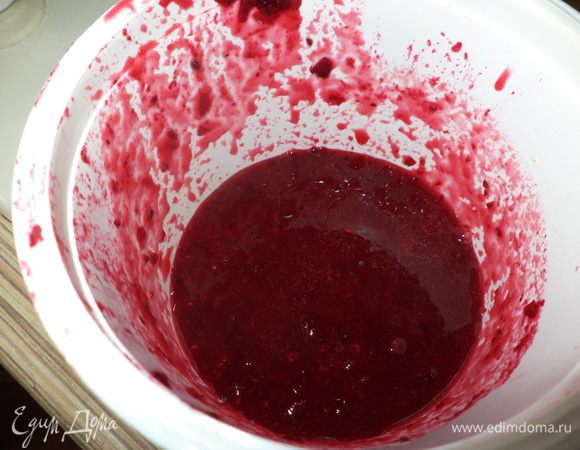 Пробить блендером клюкву, я не протирала, просто хорошо пробила, и, как экономная хозяйка, промыла носик блендера (в нем очень много осталось сладких остатков замороженной ягоды!) в небольшом кол-ве воды. Соединить ее с массой и поставить на огонь, а теперь по вкусу соль, перец и вместо сахара -соус Наршараб (спасибо Свете Горбуненко!!) и немного уварить, можно добавить немного крахмала для загустения - но мне не понадобилось! Соус получился великолепный!!!