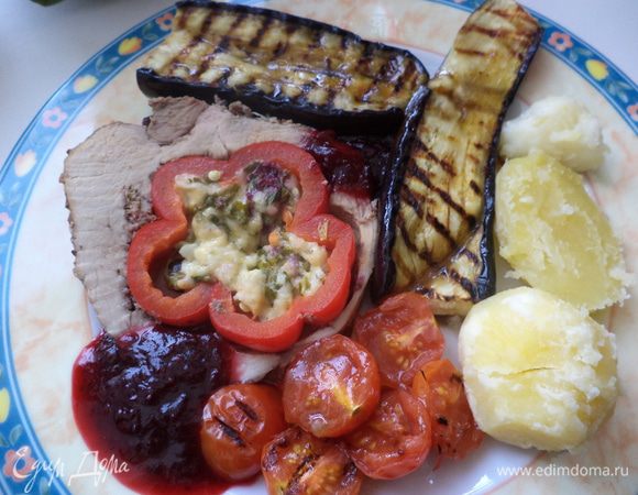 Подавать можно с чем угодно, у меня были баклажаны и помидорки черри-гриль и своя садовая картошечка, очччень рассыпчатая, и соус........