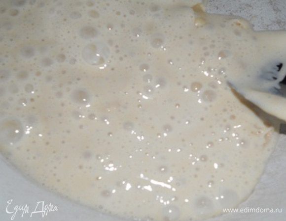 Сначала нужно сделать опару: берем дрожжи, добавляем 4 ч. л. муки и 1,5 ст. л. теплой воды, перемешиваем, даем подойти до образования пузырьков.