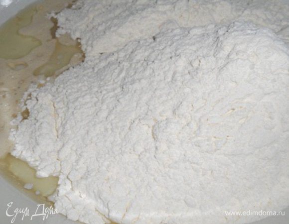 Теперь вводим муку и начинаем перемешивать. Муки может уйти немного больше или меньше.