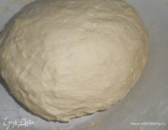 Вымесить тесто, слегка смазать растительным маслом и поставить на расстойку в теплое место на 45 минут, сверху накрыть полотенцем.