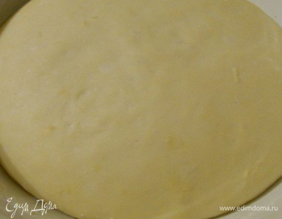 Когда тесто увеличится в объеме в 2 раза, разделить его на несколько частей.