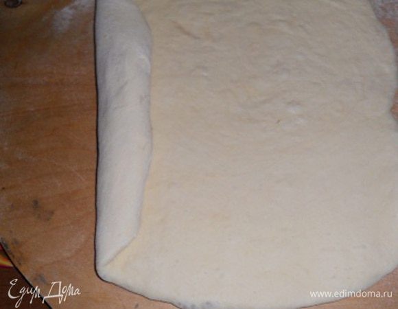 Каждую часть раскатать в пласт и свернуть рулетом.