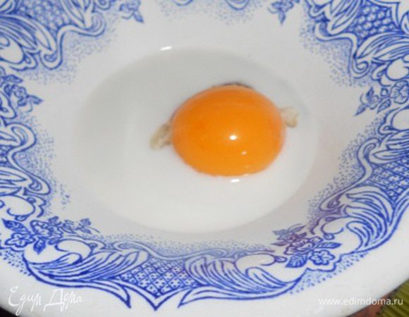 На багетах сделать небольшие надрезы и поставить заготовки на расстойку на 25 минут. Желток смешать с молоком.