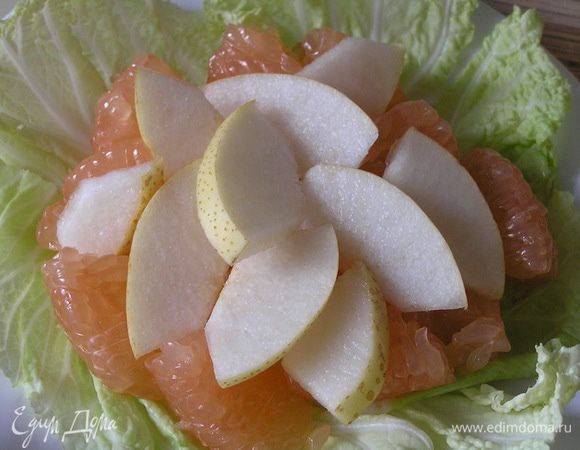 затем ломтики груши,