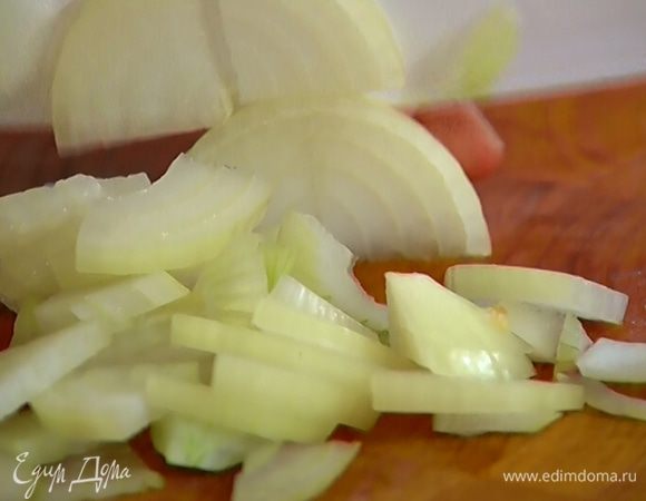 Лук почистить и нарезать не слишком мелко.