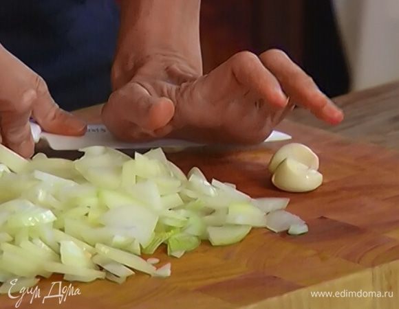 Чеснок почистить и раздавить плоской стороной ножа.