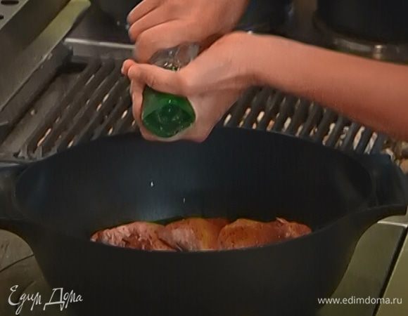 Обжаренные ножки переложить в утятницу, слегка посолить и поперчить.