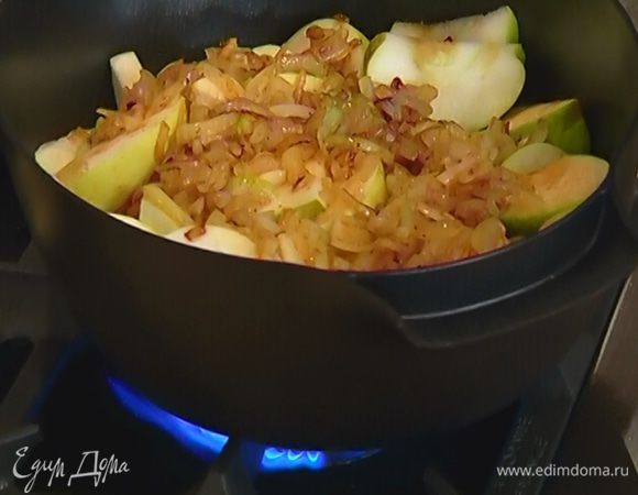 В сковороду, где жарились утиные ножки, выложить лук и чеснок, посолить, поперчить и обжарить до золотистого цвета, затем добавить мед, перемешать и выложить все в утятницу на яблоки.