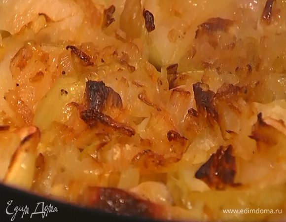 Поместить утятницу на огонь, влить белое вино и горячий бульон так, чтобы мясо было покрыто, и довести до кипения. Накрыть утятницу крышкой и отправить в разогретую духовку, через 15 минут убавить огонь до 160°С и томить утиные ножки около полутора часов.