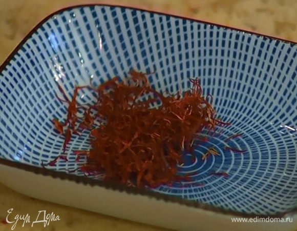 Шафран залить 50 мл куриного бульона и дать настояться.