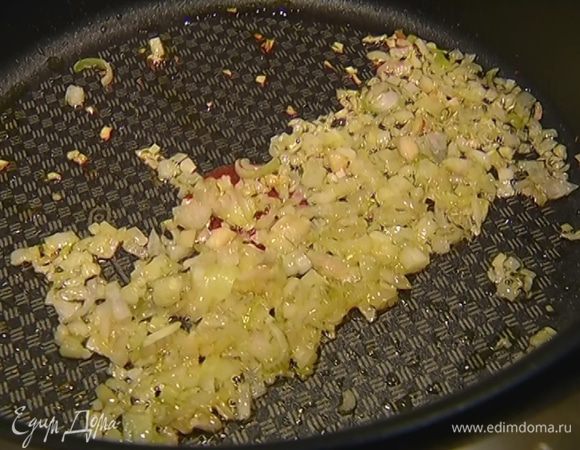 Разогреть в сотейнике оливковое масло и обжарить лук до прозрачности.