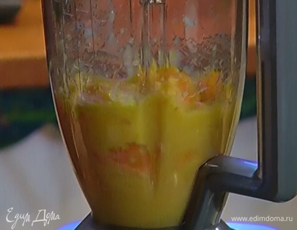 Апельсины опустить в кипяток и отваривать в течение 45–50 минут, затем вместе с кожурой взбить в блендере.
