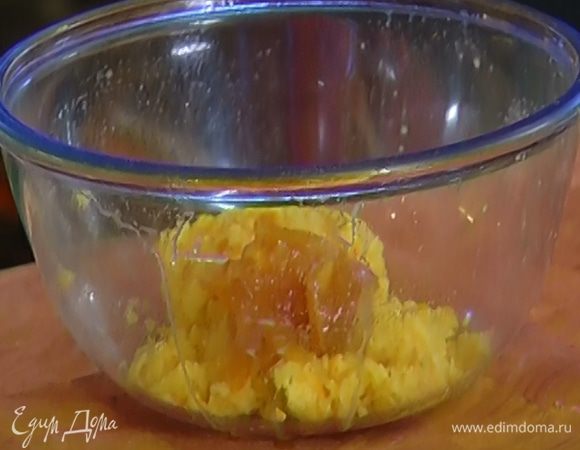 Перемешать измельченные апельсины с апельсиновым вареньем.