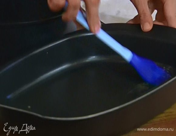 Небольшую форму для выпечки смазать растопленным сливочным маслом.