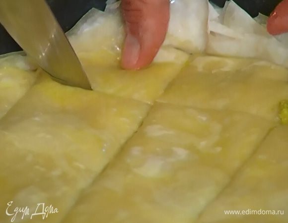 Верхний слой смазать маслом и ножом разрезать пахлаву на ромбики.