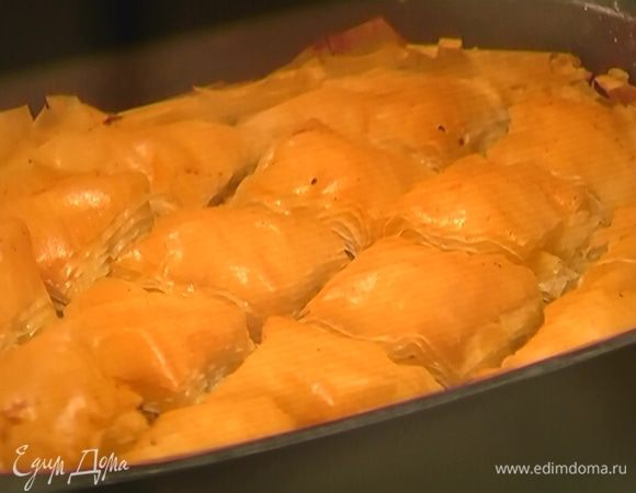 Отправить форму в разогретую духовку и выпекать пахлаву до готовности, 25–30 минут. 