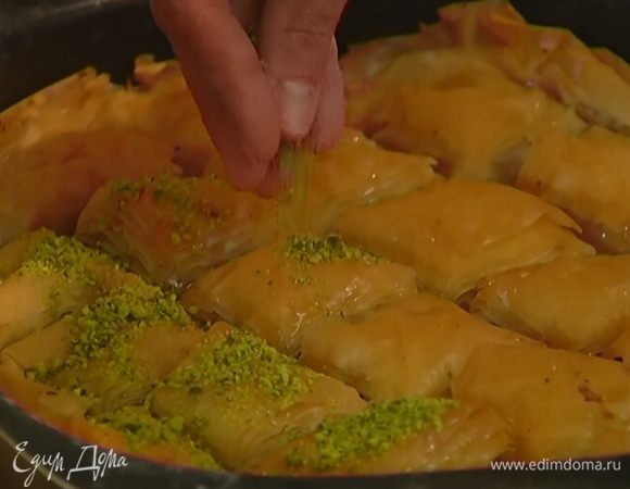 Готовую пахлаву полить сахарным сиропом и посыпать оставшимися фисташками.