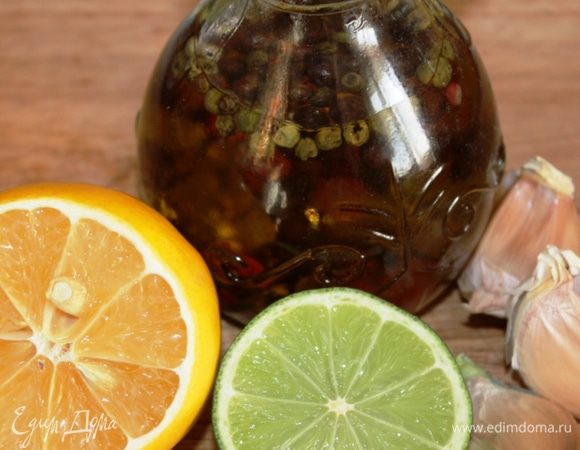 Для чесночной заправки  соединить сок и цедру лимона и лайма, добавить оливковое масло и чеснок, соль и перец.