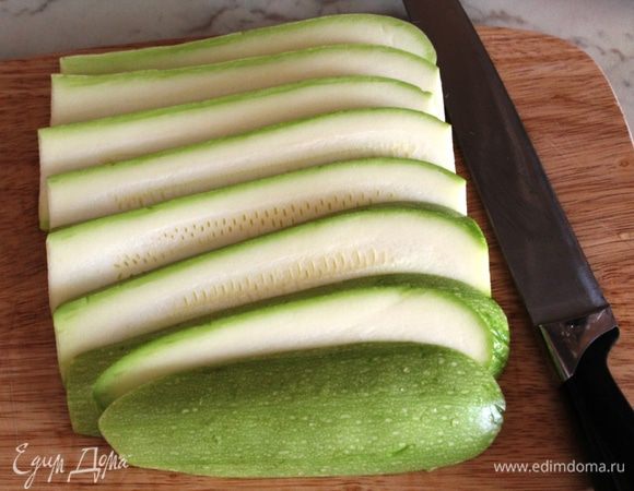 Кабачок помыть и нарезать тонкими пластинками.