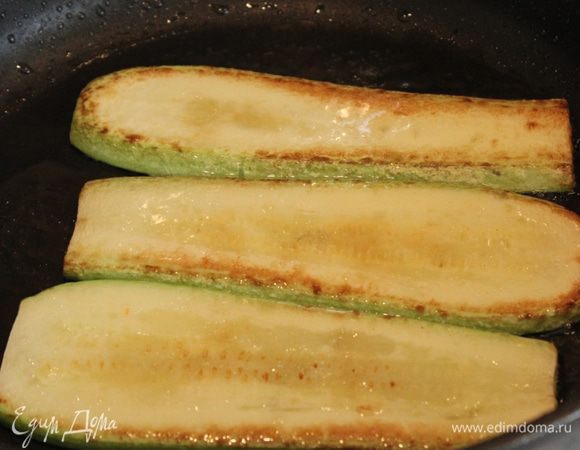 Слегка обжарить на оливковом масле с двух сторон. 