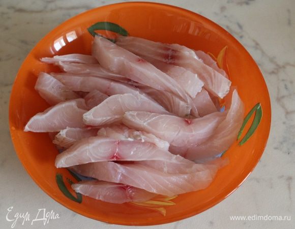 Рыбу нарезать тонкими ломтиками.