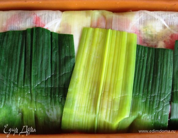 Верхний слой (у меня верхний слой из рыбы) полить оставшейся заправкой, накрыть свисающими листьями порея внахлест. Закрыть форму фольгой и запекать при 160 градусах 35 минут. Остудить, поместить по всей длине формы груз и оставить на холоде на 3,5-4 часа.