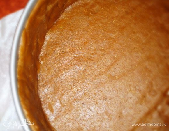 Раскатать тесто на пергаменте тоненько, переложить тесто в разъёмную форму (дно застелить пергаментом), тестом вниз, пергаментом наверх, можно просто раскатать тесто и переложить в форму, но первый способ мне кажется легче. Сформировать бортики, но можно и без бортиков, тогда тесто на основу необходимо меньше (200 г). Мне тесто очень нравится, поэтому бортики для меня - чем выше, тем лучше, хотя надо следить за ними, чтоб не подгорели. На 180 градусов запечь основу минут 15. Не забудьте наколоть тесто вилкой, я забыла, но вовремя опомнилась!:)