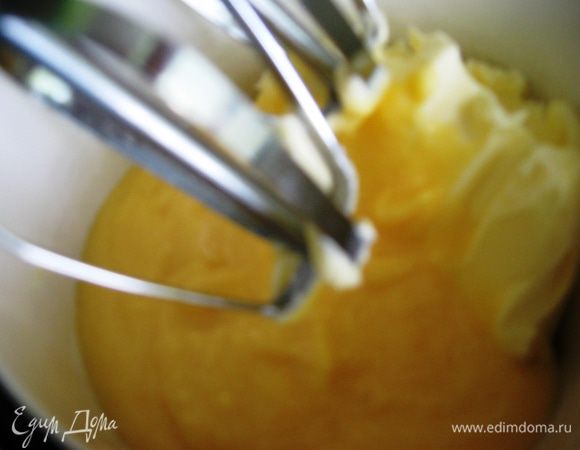 Даем время остыть. Добавляем сок, цедру в крем и взбиваем его с размягченным сливочным маслом. Ставим в холодильник.