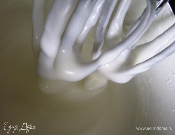 Теперь готовим основу, а именно полоски. Духовку разогреваем до 160 градусов. Белки взбиваем с сахаром и щепоткой соли до мягких пиков.