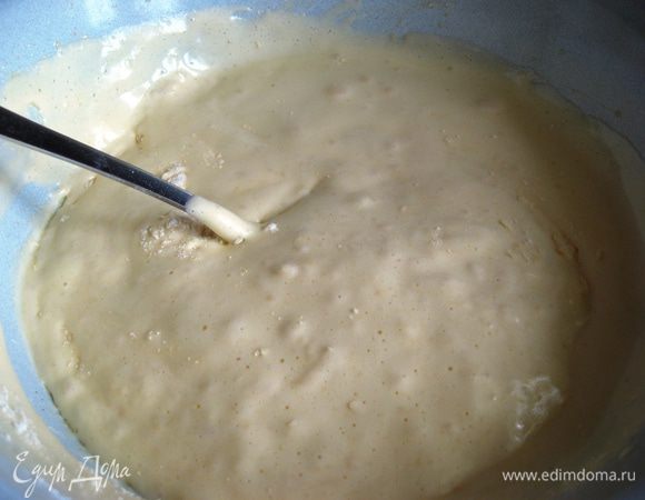 Желтки взбиваем с яйцами и сахаром до белой пышной массы. Вводим муку, разрыхлитель и кладем цедру.  