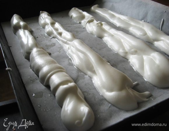 На противень застеленный пергаментной бумагой выкладываем полоски с кондитерского мешка сначала с белковой массы. 