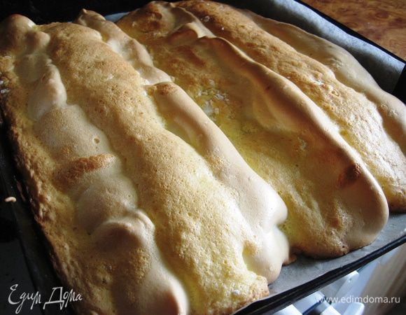 После полного остывания переворачиваем полоски, снимаем пергаментную бумагу и разрезаем вдоль пополам полоски. 