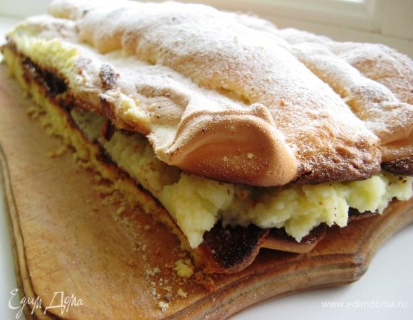 Кладем одну часть полосками вниз, обильно покрываем кремом (или же абрикосовым джемом), и накрываем второй частью. Посыпаем сахарной пудрой. Ставим в холодильник на несколько часов. Разрезаем на пирожные и зовем гостей пить чай. Приятного аппетита!