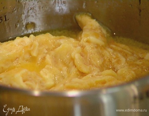 Предварительно размягченное сливочное масло соединить с медом в небольшой кастрюле и растопить на небольшом огне.