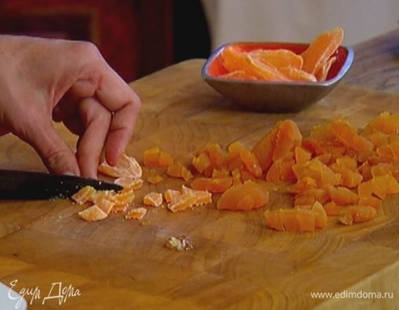 Курагу и цукаты из манго нарезать небольшими кусочками.