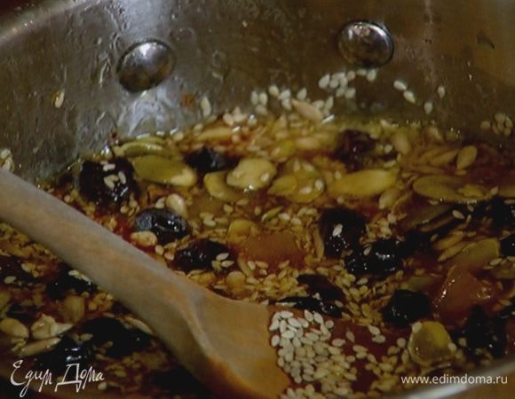 В растопленное масло с медом добавить курагу, изюм, манго, все семечки, пекан, корицу и перемешать.