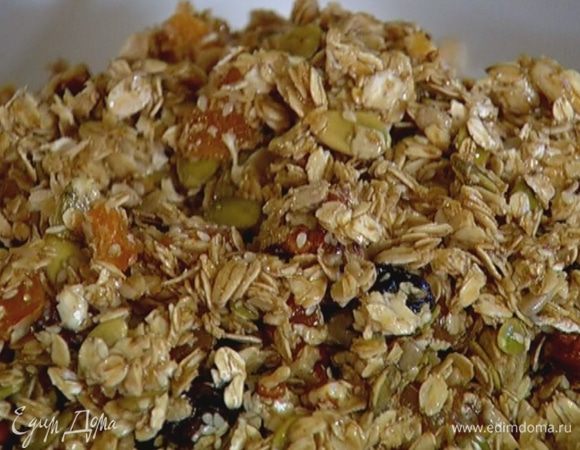 Всыпать в медовую смесь овсяные хлопья и все еще раз перемешать.