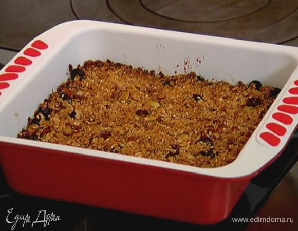 В форму для выпечки выложить хлопья с медом и сухофруктами, разровнять и отправить в разогретую духовку на 30–40 минут.