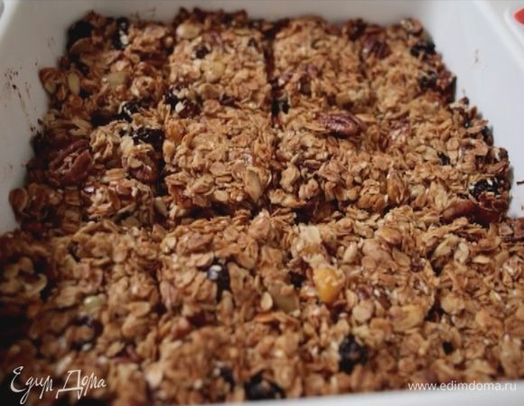 Готовый корж нарезать на квадратики горячим.