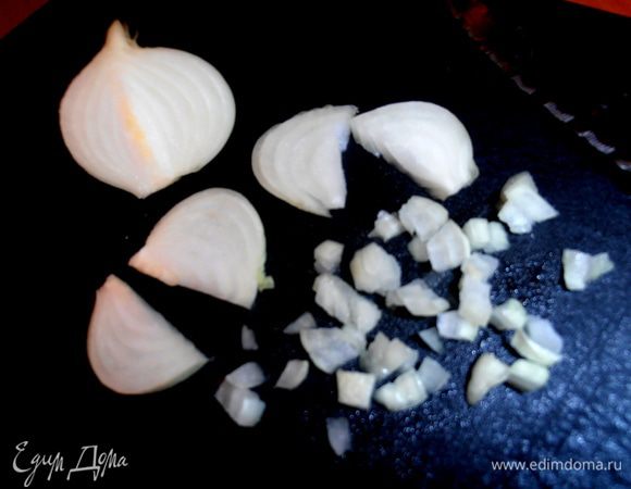 Маленькую луковицу мелко-мелко нарезаем...