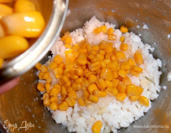 Туда же высыпаем маленькую баночку кукурузы,перед этим слив жидкость.