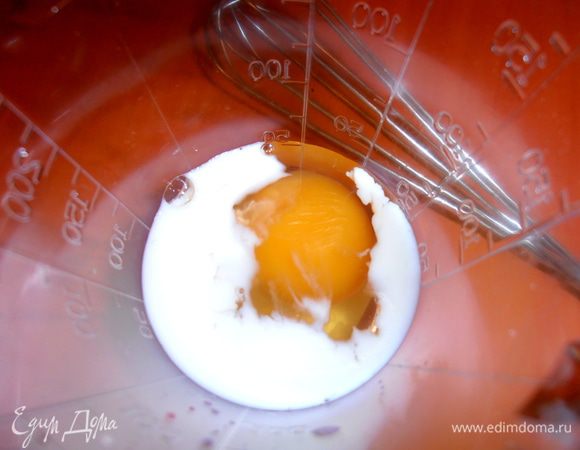 Однажды я встретила оригинальный гарнир из риса и кусочков омлета(рис получается вкуснее и нежнее!) и решила использовать данную"махинацию"в этом салате)))Для этого надо в 1 яйцо влить 1ст.л.молока...