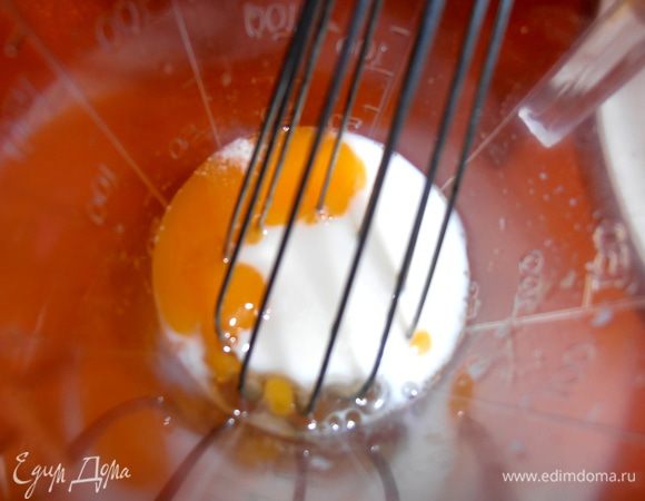 Добавим щепотку соли и взбиваем венчиком...