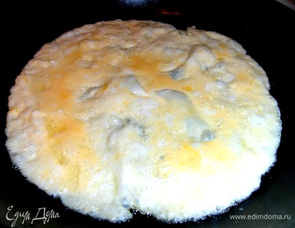 Выливаем наш мини-омлетик на разогретое на сковороде масло равномерным слоем.