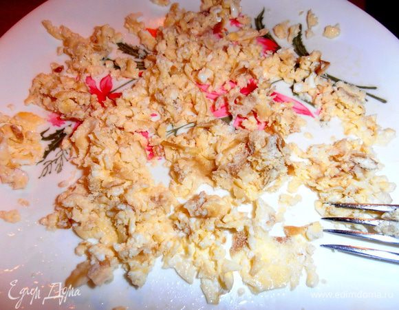 Начинаем,пока тёплый,терзать его на мелкие кусочки с помощью ножа и вилки.