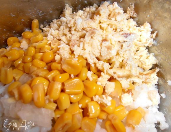 Отправляем к рису и жарим ещё два мини-омлета и поступаем с ними так же!