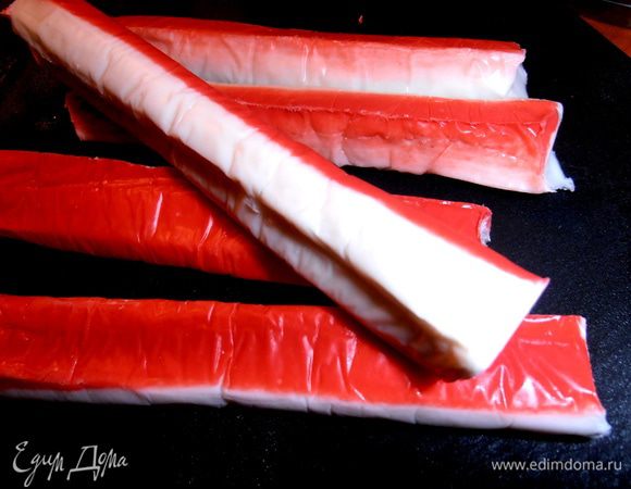 Крабовые палочки размораживаем...