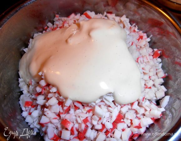 Дабавляем,если нужно,соль,перец и начинаем вмешивать майонез.Майонез у всех разный,но в данном случае"чем гуще-тем лучше!"Главное,чтобы салат хорошо"склеился"в комочки.