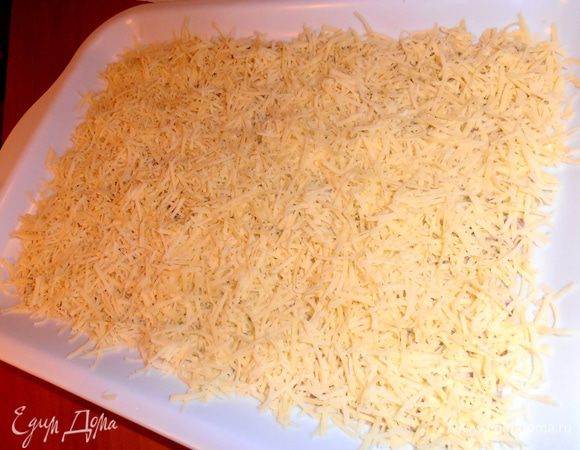 Снеговиков нужно поставить на"снег"Иначе это будут НЕ снеговики.Эту роль у нас сыграет тёртый сыр!Рассыпаем его,например,на поднос.